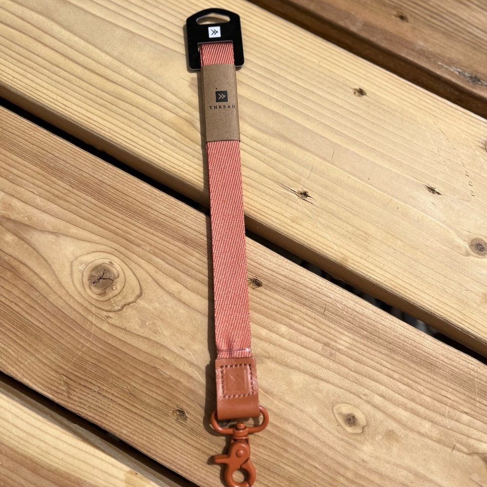 TERRACOTTA THREAD LANYARD